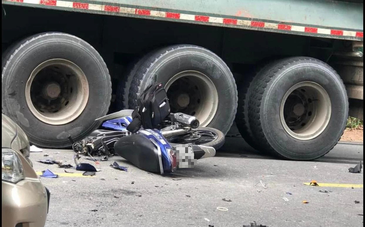  Nam sinh lớp 12 bị xe đầu kéo cán chết trên đường: Trưa 29/3, tại TX Bến Cát, Bình Dương nam sinh tên Nguyễn Duy Việt (18 tuổi, quê Hà Tĩnh) điều khiển xe máy xảy ra va chạm với xe đầu kéo. Sau va chạm, xe máy bị bánh xe ben nghiền nát, nam sinh ngã văng ra khỏi xe tử vong tại chỗ. Tại hiện trường, thi thể nạn nhân bị văng sang làn đường ngược lại. 