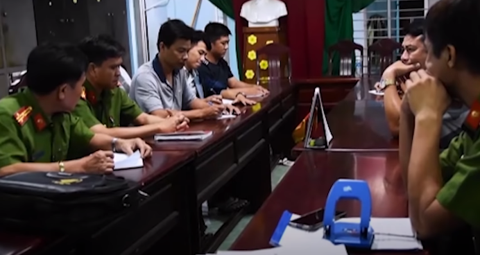 Qua công tác sàng lọc thông tin, Ban chuyên án thấy nổi lên một người phụ nữ là bạn của cậu nạn nhân. Tuy nhiên, người nhà khai người phụ nữ này đã lên xe về Huế từ ngày 28/11/2020. Bằng các biện pháp nghiệp vụ, Công an xác định người phụ nữ này không về Huế mà đêm 30/12/2020 vẫn có mặt tại Phan Rí Cửa.