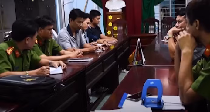 Qua công tác sàng lọc thông tin, Ban chuyên án thấy nổi lên một người phụ nữ là bạn của cậu nạn nhân. Tuy nhiên, người nhà khai người phụ nữ này đã lên xe về Huế từ ngày 28/11/2020. Bằng các biện pháp nghiệp vụ, Công an xác định người phụ nữ này không về Huế mà đêm 30/12/2020 vẫn có mặt tại Phan Rí Cửa.