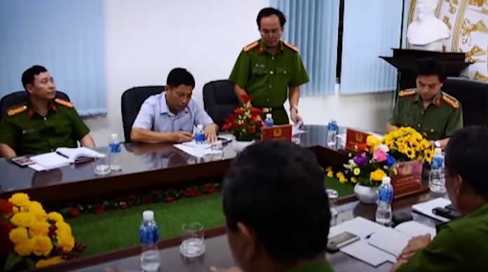 Qua đó, cơ quan cảnh sát điều tra xác định đây là vụ án giết người, cướp tài sản. Ban chuyên án đã rà soát hàng trăm đối tượng liên quan và cử lực lượng trích xuất camera ở khu vực quanh nhà nạn nhân. Đồng thời cử lực lượng đến các tiệm cầm đồ trên địa bàn huyện Tuy Phong để tìm kiếm tang vật vụ án.