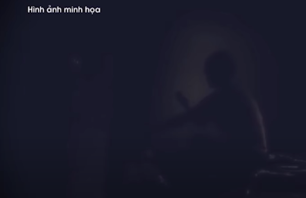 Sau đó, Chanh đã tháo lấy 1 đôi bông tai, 1 bộ còng Ximen 7 chiếc, 1 sợi dây chuyền và 1 chiếc nhẫn, tất cả là vàng 18K, 1 chiếc nhẫn vàng 24K và lục lấy số tiền 460.000 đồng trong túi quần nạn nhân.