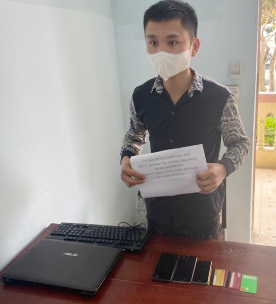  Lừa bán kit test COVID-19 để lấy tiền đánh bạc online: Để có tiền chơi game, Vy Văn Tuyển (SN 1993, ở Bắc Kạn) lập tài khoản Facebook mang tên người khác rồi rao bán kit test nhanh COVID-19 để lừa lấy tiền đặt cọc 150 triệu đồng của chị T.T.N ở huyện Hoằng Hóa, tỉnh Thanh Hóa. Ngày 25/3, Công an huyện Hoằng Hóa cho biết vừa bắt giữ Tuyển để điều tra, làm rõ. 