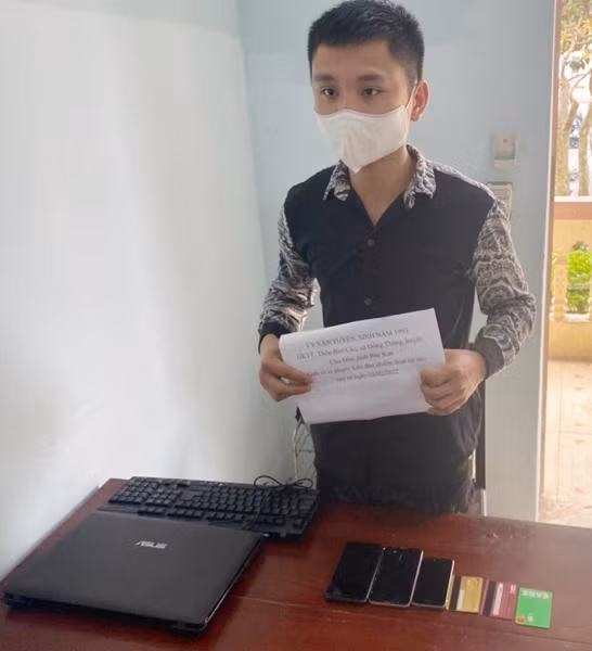  Lừa bán kit test COVID-19 để lấy tiền đánh bạc online: Để có tiền chơi game, Vy Văn Tuyển (SN 1993, ở Bắc Kạn) lập tài khoản Facebook mang tên người khác rồi rao bán kit test nhanh COVID-19 để lừa lấy tiền đặt cọc 150 triệu đồng của chị T.T.N ở huyện Hoằng Hóa, tỉnh Thanh Hóa. Ngày 25/3, Công an huyện Hoằng Hóa cho biết vừa bắt giữ Tuyển để điều tra, làm rõ. 