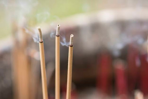 Cô Quýt được báo tin dữ bởi đích thân bà chị dâu nghèo khổ là mẹ Năm Cam. Cô Quýt ghé đến đám ma ông anh ruột thắp một nén nhang, uống vội một ngụm trà, dúi vào tay chị dâu một ít tiền phúng điếu rồi vội vã bước lên xe ra về không khác gì một người dưng. Ngày hạ huyệt anh ruột, cô Quýt cũng không thèm có mặt. (Ảnh minh hoạ)