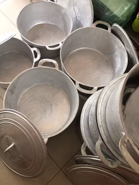 Tư Xẩm buôn bán nồi niêu xoong chảo nhôm, chuẩn bị cho đứa con đầu lòng chào đời. Bảy Xi đưa vợ về hẻm 148 đường Tôn Đản thuê nhà ở. Hẻm này người ta gọi là hẻm Sáu Căn. Đúng với tên gọi của nó, hẻm 148 bấy giờ chỉ lèo tèo vài căn nhà nằm lọt thỏm giữa một bãi tha ma tiêu điều quạnh vắng. Lý do gia đình Năm Cam thuê nhà tại đây vì Bảy Xi được tay kỳ bẽo (tức là chỉ những kẻ chuyên chơi trò cờ bạc bịp, cò con) có tầm cỡ nhất nhì Sài Gòn nhưng nghèo rớt mồng tơi là Bảy Huê Kỳ rủ về. (Ảnh minh hoạ)