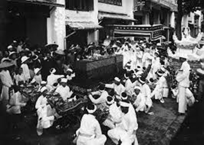 Ông Bưởi dắt Tư Xẩm và Năm Cam đi đám tang của em rể trở về thì bắt đầu ngã bệnh, các triệu chứng của căn bệnh lao phổi thời kỳ cuối tấn công ông ác liệt. Đó là hệ quả của việc lao động quá sức để nuôi vợ và hai con. Gần 2 năm sau, ông Bưởi qua đời.