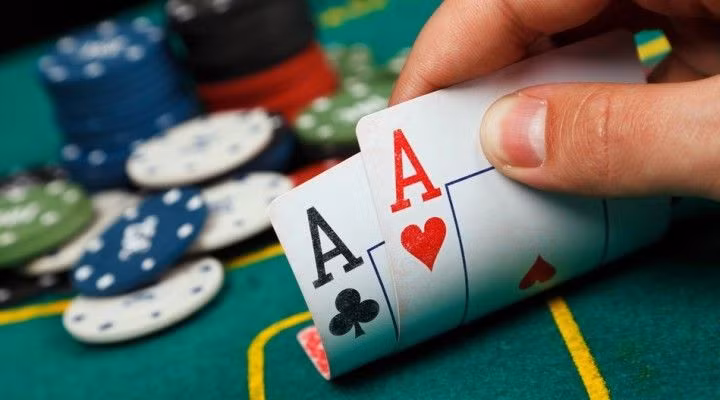 Sau này, chính Bảy Huê Kỳ là thầy dạy chơi những ngón nghề cờ bạc bịp cho Năm Cam. Đã có thời gian, Năm Cam sử dụng những ngón nghề này vào sòng đỏ đen để kiếm miếng cơm manh áo nuôi gia đình cả thảy có cả gần chục đứa con. Có “tay nghề” giỏi nhưng vẫn có thể chết đói nếu không biết liên kết bè đảng, Năm Cam nghiệm ra được như vậy ở tấm gương Bảy Huê Kỳ. (Ảnh minh hoạ)