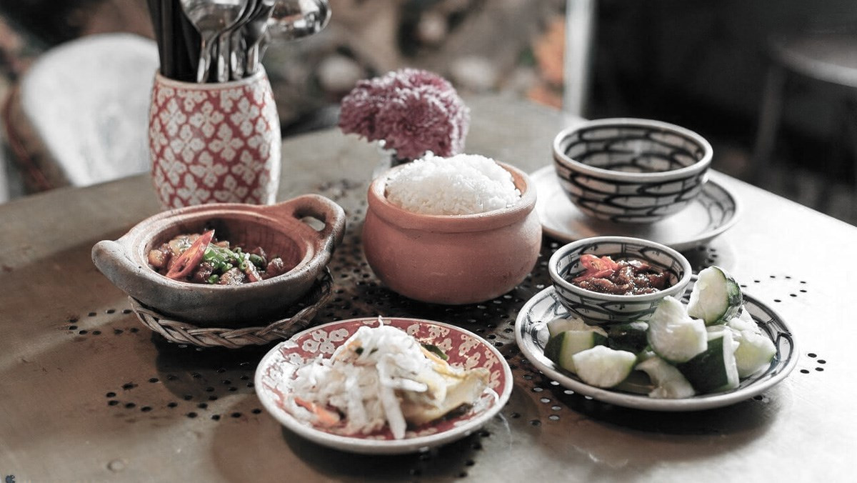 Tư Xẩm (chị gái Năm Cam) nghe Bảy Xi hát đâm ghiền rồi yêu tự lúc nào chẳng hay. Như bất kỳ một cuộc tình nào khác diễn ra ở một vùng đất nghèo khổ, Bảy Xi yêu và cưới Tư Xẩm gọn gàng bởi một mâm cơm với chỉ 1 khách mời duy nhất. Tư Xẩm chóng vánh làm vợ khi chớm bước qua tuổi 18, tình nghèo thuở ấy như vậy còn mong gì hơn. (Ảnh minh hoạ)