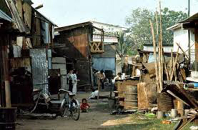 Trong xóm nghèo của gia đình Năm Cam có chàng ca sĩ Bảy Xi, không đẹp trai, chân bị khập khiểng, bù lại có giọng ca khá mượt đủ làm xiêu đổ trái tim các cô gái lối xóm. Bằng giọng ca trời phú, mỗi ngày Bảy Xi hát tân cổ thời thượng đi bán khắp các hóc hẻm Sài Gòn. Tất nhiên, muốn bán được một cách dễ dàng với số lượng nhiều, Bảy Xi phải ca thử, ca hết sức ai oán mùi mẫn. (Ảnh minh hoạ)