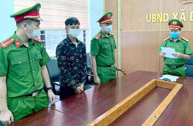  "Yêu râu xanh" hiếp dâm con gái riêng của vợ: Ngày 26/7/2021, sau khi uống rượu về, thấy cháu T. T. Q. (SN 2008) và em gái đang ngủ, Triệu A Hai (SN 1984, trú huyện Ba Chẽ, Quảng Ninh) đã đến nằm cạnh và có hành vi hiếp dâm cháu Q. con gái riêng của vợ. Ngày 30/7/2021, Công an huyện Ba Chẽ cho biết đã bắt giữ Hai. 