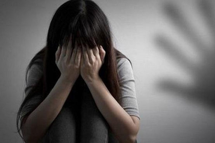  Hiếp dâm con riêng của vợ 'hờ', dọa đánh gãy chân nếu tiết lộ: Lê Văn Minh (SN 1970, trú huyện Phú Hòa, Phú Yên) đã thực hiện hành vi giao cấu với con riêng của vợ "hờ" là cháu T.Đ.K.D. (SN 2009). Sau đó dọa đánh gãy chân nếu nói cho người khác biết. Ngày 17/5/2020, VKSND tỉnh Phú Yên cho biết đã phê chuẩn lệnh bắt khẩn cấp đối với Minh. 