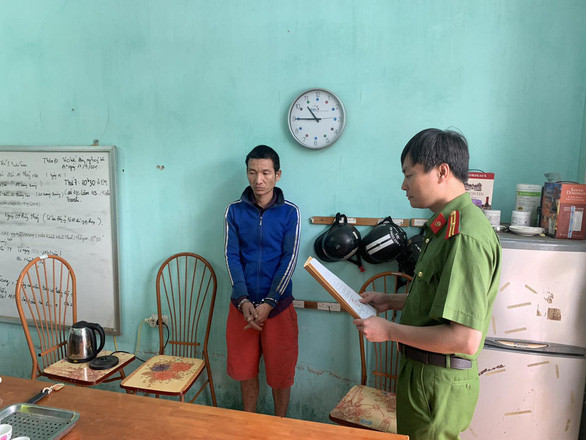  Bố dượng khống chế trói tay ông nội, hiếp dâm con gái riêng của vợ: Sau khi say rượu và nảy sinh ý định quan hệ tình dục với con riêng của vợ, Đồng Văn Tiền (37 tuổi, ở huyện Chiêm Hóa, Tuyên Quang) tới nhà ông nội bé gái là ông Phùng Văn T. (trú cùng huyện) khống chế, trói tay ông, rồi hiếp dâm con riêng của vợ. Ngày 18/4/2021, Công an tỉnh Tuyên Quang cho biết đã khởi tố, bắt tạm giam Tiền. 