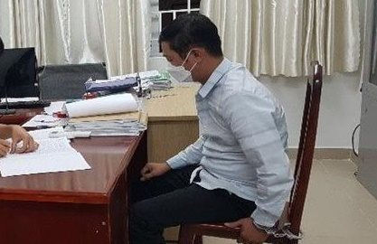  Mẹ mang bầu, con gái 11 tuổi liên tục bị cha dượng hiếp dâm: Trong thời gian chị B. mang thai, từ tháng 7/2021 đến ngày 29/01/2022, Trần Văn Nguyên (SN 1991, thường trú tại xã An Phước, huyện Long Thành, Đồng Nai) đã nhiều lần xâm hại tình dục đối với cháu L.T. 11 tuổi. Ngày 10/2, Công an huyện Long Thành cho biết đã tạm giữ Nguyên. 