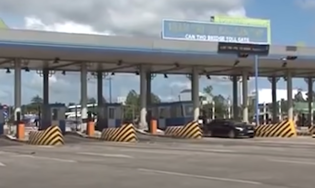 Có một tình tiết mà các trinh sát không thể bỏ qua đó là một ngày trước khi xảy ra vụ án này có đối tượng tên Nguyễn Thị Kim Chi từ TP HCM về nhà cha ruột chơi (cách nhà cháu Duy không xa). Chi đi bằng ô tô 7 chỗ ngồi, cùng đi có 4 thanh niên lạ mặt. Lực lượng trinh sát triển khai các biện pháp nghiệp vụ, kiểm tra nhanh hệ thống camera quan sát trên tuyến quốc lộ 1. Qua phối hợp tác chiến, lực lượng hình sự xác định được hướng di chuyển của chiếc xe nghi vấn.