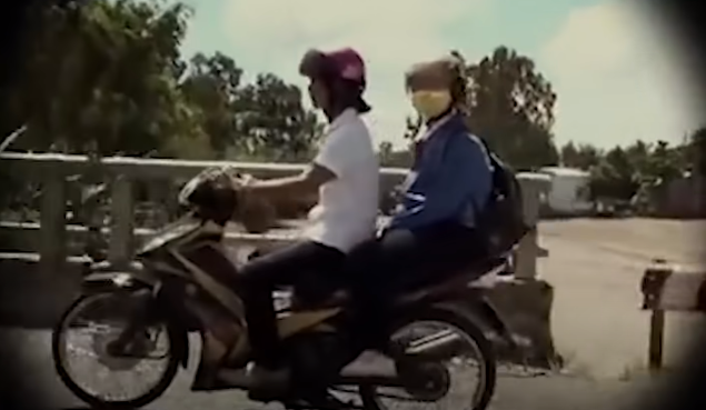 Khoảng 11h ngày 22/4/2014, Chi phát hiện cháu Hân Duy được cậu ruột là Nguyễn Văn Khanh chở đi học bằng xe máy nên Chi kêu Thắng lấy xe máy chở mình đuổi theo. Chi mượn điện thoại của Trần Hữu Gìn (51 tuổi, ngụ tại địa phương) để điện cho đồng bọn lấy ô tô 7 chỗ chạy theo để hành động.