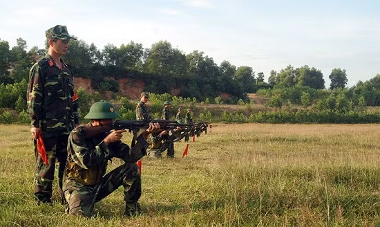 Theo đó, công nhân, viên chức quốc phòng thôi việc hưởng trợ cấp một lần, cứ mỗi năm công tác được trợ cấp bằng 1 tháng tiền lương của tháng liền kề trước khi thôi việc. Tiền lương tháng để tính hưởng chế độ trợ cấp một lần với công nhân, viên chức quốc phòng thôi việc là tiền lương làm căn cứ đóng BHXH của tháng liền kề trước khi công nhân, viên chức quốc phòng thôi việc…(Ảnh minh hoạ)