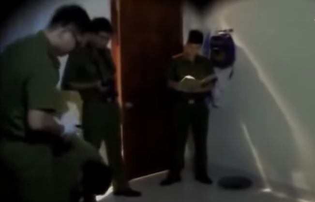 Đáng chú ý, trên tử thi bị 2 vết lằn bầm rập ở cổ, 2 vết cắt sâu, 1 vết đâm ngực trái- đây là nguyên nhân chính gây tử vong cho nạn nhân. Ngoài ra, chiếc xe máy Atila chị Hà thường đi không có trong nhà.