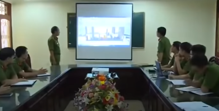 Theo đó, hàng ngày chị Hà đi làm thủ kho tại Công ty TNHH Đại Phát, thường gửi 2 cậu con trai nhỏ ở nhà bố mẹ, tối về qua đó ăn cơm rồi 3 mẹ con mới về nhà. Tuy nhiên, hôm xảy ra án mạng, chị Hà không qua đón con như thường lệ. Thấy sự việc bất thường từ con gái, gọi điện thoại không nghe máy, gia đình chị Hà đến nhà thì thấy vụ việc đau lòng như trên.