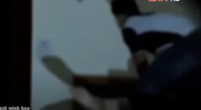 Trưa 11/10/2016, Tú đến nhà Hà. Bực tức vì chị Hà đòi chia tay, Tú lên tầng 2 lấy hai đoạn dây nilon với ý định thắt cổ nạn nhân. Khi xuống phòng, Tú trói nạn nhân nhưng bị kháng cự, liền dùng tay ấn và bóp cổ. Phát hiện Hà xỉu, đối tượng xuống bếp lấy 3 con dao cắt ven tay nạn nhân nhằm tạo hiện trường tự sát...