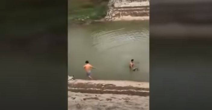 Khi đến bể xả của trạm bơm ngoại độ xã Đội Bình, huyện Ứng Hòa, Hà Nội, Tú dừng xe mở cốp lấy 70 nghìn đồng và một số giấy tờ xe của nạn nhân, còn chiếc xe máy hắn đẩy xuống bể xả để phi tang. Tú tiếp tục đi bến đò vào Động Tiên Sơn, xã Hương Sơn, huyện Mỹ Đức (Hà Nội) ngủ trốn ở đấy… Ngày 13/10/2016, cơ quan Công an đã trục vớt xe máy của nạn nhân đưa về phục vụ công tác điều tra.