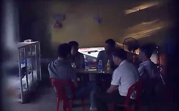 Một tổ trinh sát tiến hành truy tìm các tang vật tại các tụ điểm cầm đồ trên địa bàn TP Thanh Hoá, thị xã Bỉm Sơn và một số huyện phụ cận. Một tổ trinh sát được lệnh rà soát các địa điểm cà phê, bóng đá công cộng đang được mở ra như nấm sau mưa vào mùa World Cup. Đây là nơi giải trí đồng thời có thể là địa bàn của các đường dây cá độ câu nhử những con thiêu thân. 