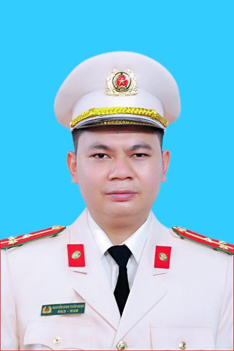 Thượng uý Nguyễn Đình Tuấn Ngọc, cán bộ Đội Phòng ngừa, đấu tranh và hướng dẫn điều tra trọng án, Phòng Cảnh sát Hình sự. 