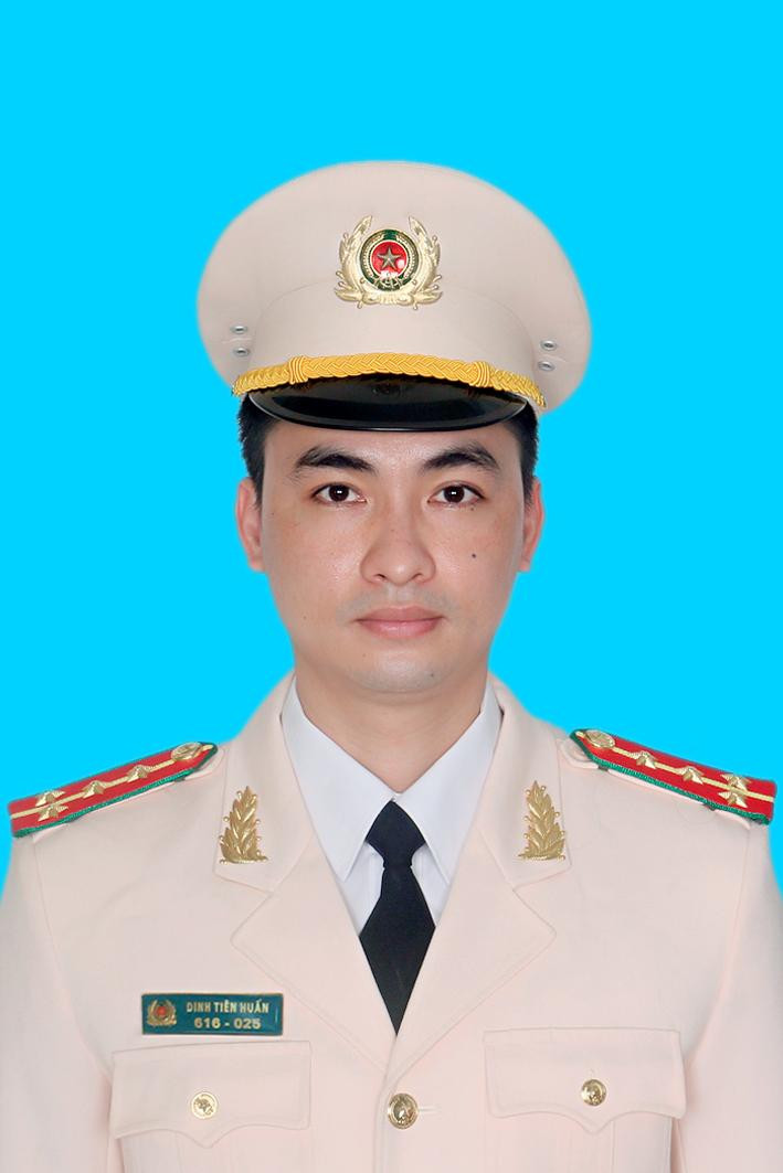 Đại úy Đinh Tiên Huấn, cán bộ Đội Tham mưu, Phòng Cảnh sát Phòng cháy, chữa cháy và Cứu nạn, cứu hộ. 