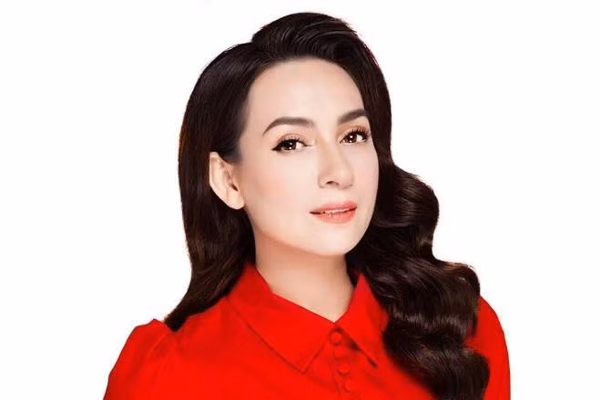 Vào đầu tháng 6/2021, bà Phương Hằng thẳng thừng gọi ca sĩ Phi Nhung là "Phi Phi" và cho rằng, cô ca sĩ là người đứng sau "kích hoạt" đội ngũ đánh sập các trang mạng, hội nhóm của bà Hằng để bảo vệ Hoài Linh. Ngoài ra, bà còn kể ra loạt quá khứ của nữ ca sĩ này. Vào giữa tháng 9, trong lúc ca sĩ Phi Nhung điều trị COVID-19, trên mạng xã hội lan truyền đoạn clip được cho là phát ngôn của bà Phương Hằng đã sử dụng nhiều từ ngữ nặng nề đối với nữ ca sĩ.