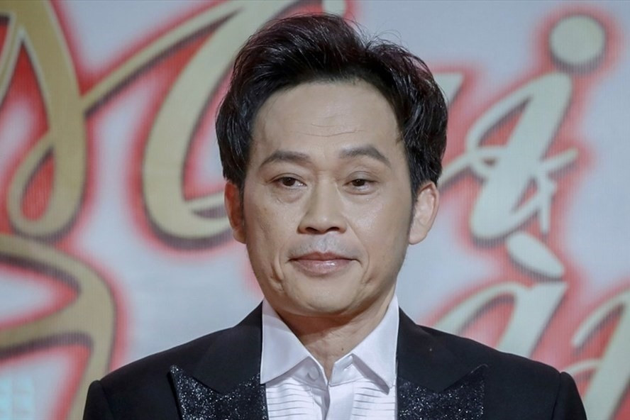 Bà Hằng đã gọi tên NSƯT Hoài Linh vì cho rằng nam danh hài và ông Yên có mối quan hệ tương đối thân thiết. Không chỉ vậy, nữ doanh nhân còn tố NSƯT Hoài Linh lợi dụng nhà thờ Tổ để tổ chức các buổi mê tín dị đoan. Đỉnh điểm, tháng 5/2021, bà Hằng tố Hoài Linh "ngâm" tiền từ thiện. Nam danh hài ngay sau đó đã làm clip dài nói rõ nguyên do chậm trễ và thực hiện giải ngân số tiền 15,2 tỷ đồng trong 6 ngày. 