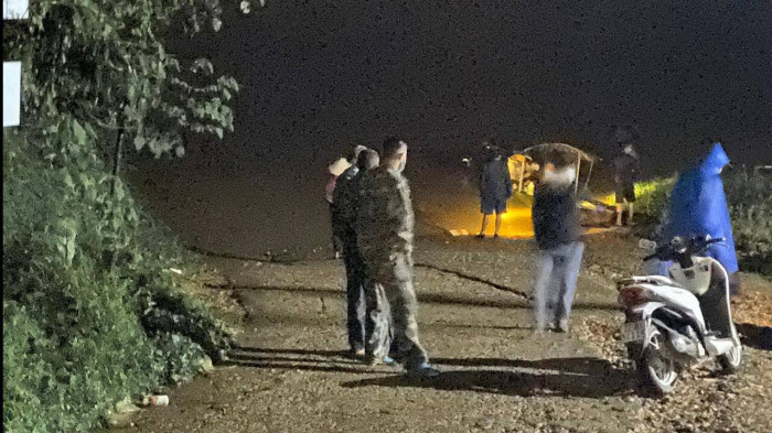 Tuyên Quang: Lật đò trong đêm, mẹ và con 5 tuổi mất tích Tuyen Quang: Lat do trong dem, me va con 5 tuoi mat tich