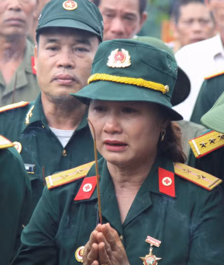 Cựu binh Phạm Thị Hải, thuộc sư đoàn 356, xúc động khi thắp nén nhang tưởng nhớ đồng đội.