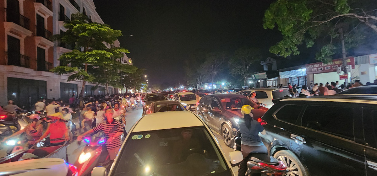 Nhiều đoạn, các phương tiện phải chôn bánh tại chỗ. Nếu muốn thoát tắc buộc phải luồn lách.