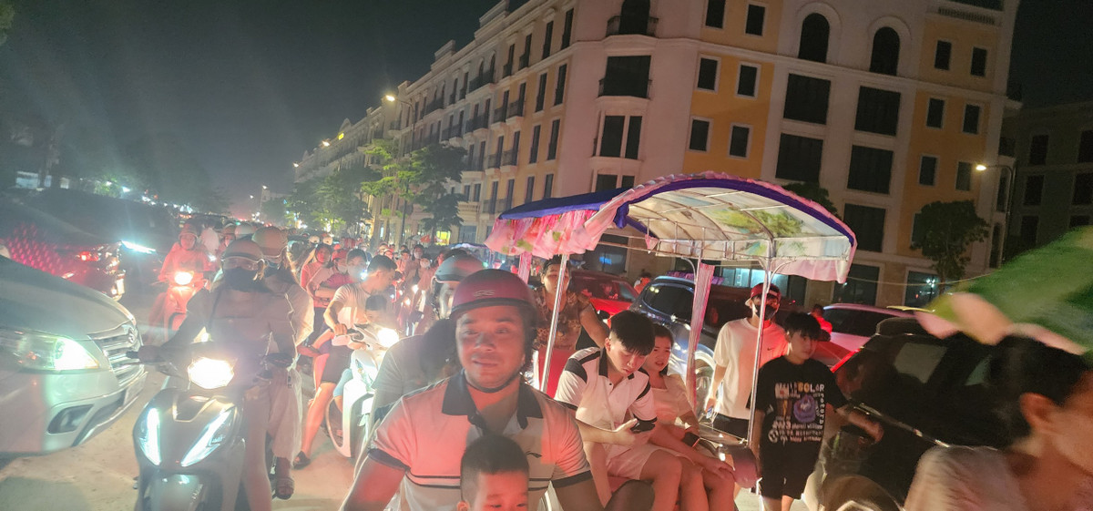 Nhiều người phải "méo mặt" vì trót đi vào khu vực quảng trường biển Sầm Sơn ở thời điểm sau chương trình khai mạc.