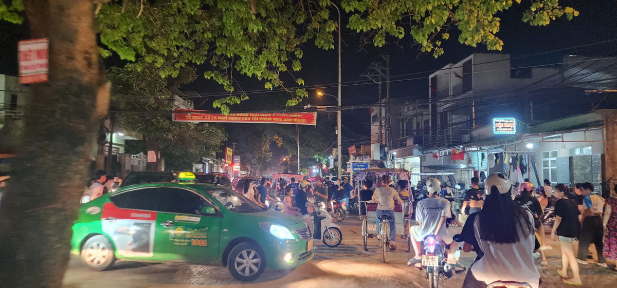 Lực lượng công an căng minh điều tiết giao thông, nhưng vẫn không tránh khỏi tình trạng ùn ứ.