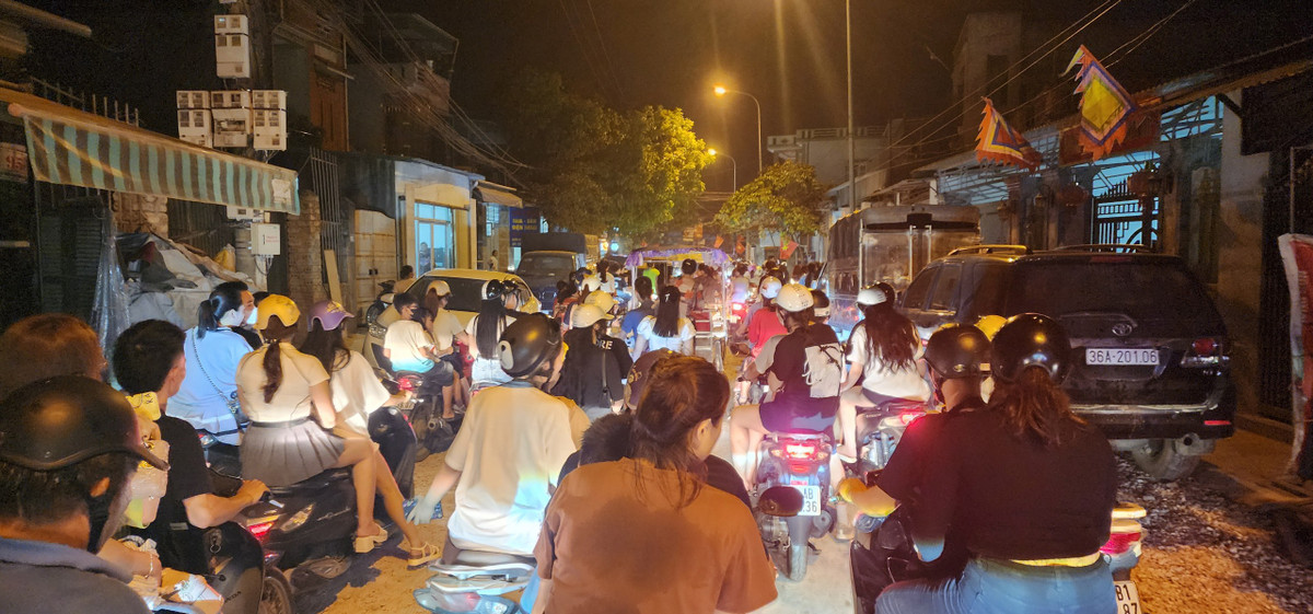 Chỉ một đoạn đường thông thoáng, lập tức gặp ngay cảnh chờ đợi.