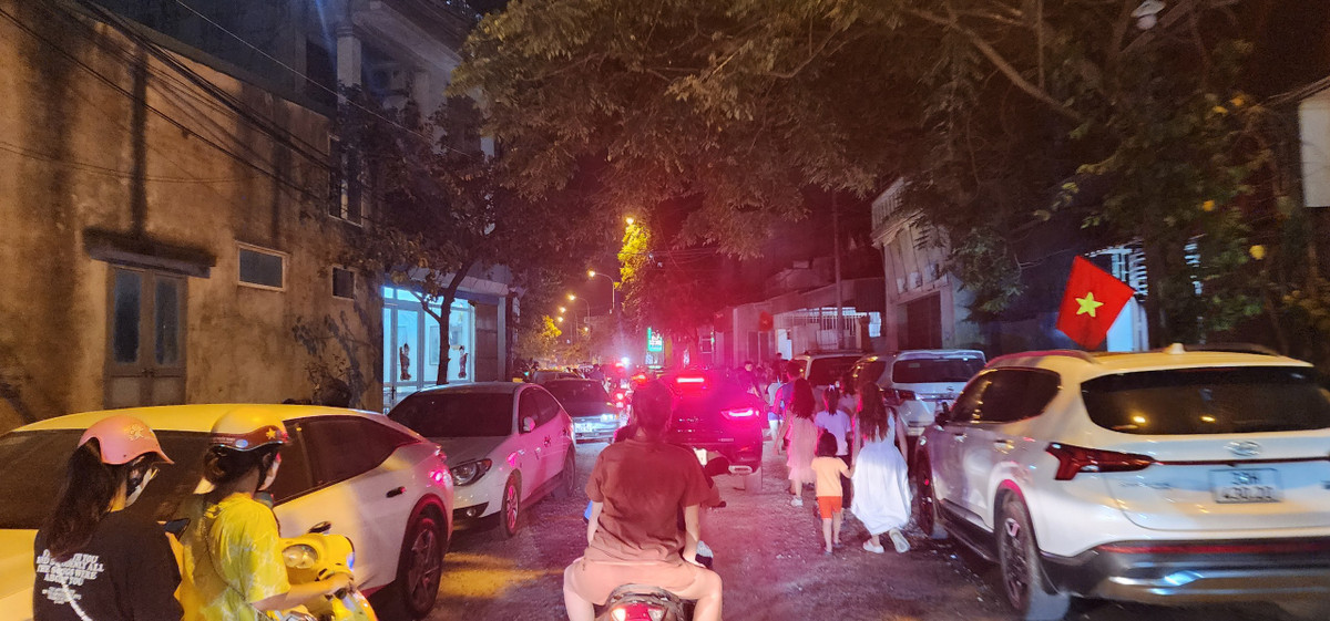 Nhiều người cố tìm đi vào các tuyến phố nhỏ hoặc ngõ tắt để thoát ùn ứ, nhưng bất thành.