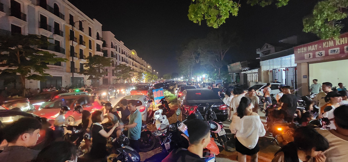 Khoảng 22h tối 27/4, sau màn pháo hoa mãn nhãn của chương trình khai mạc lễ hội du lịch Sầm Sơn 2024 tại quảng trường biển, hàng nghìn du khách và người dân địa phương ùa ra đường như "ong vỡ tổ".