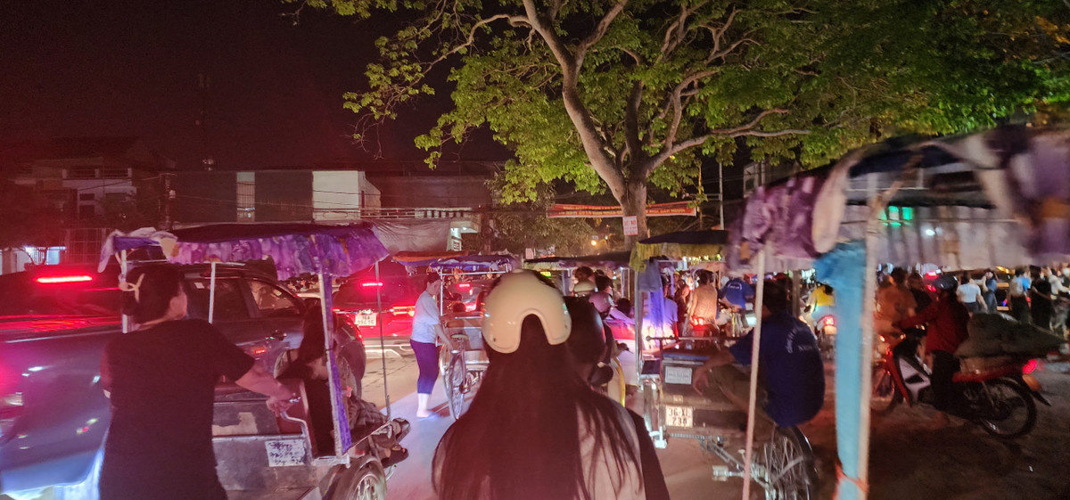 Ô tô, xe máy, xích lô, người đi bộ di chuyển hỗn loạn tại tuyến đường cắt ngang quảng trường biển thành phố Sầm Sơn.