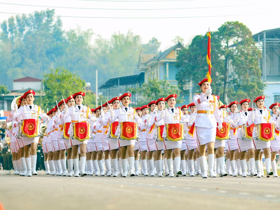 Mở đầu buổi hợp luyện bắt đầu bằng nghi lễ chào cờ, khối quân nhạc cử hành lễ.