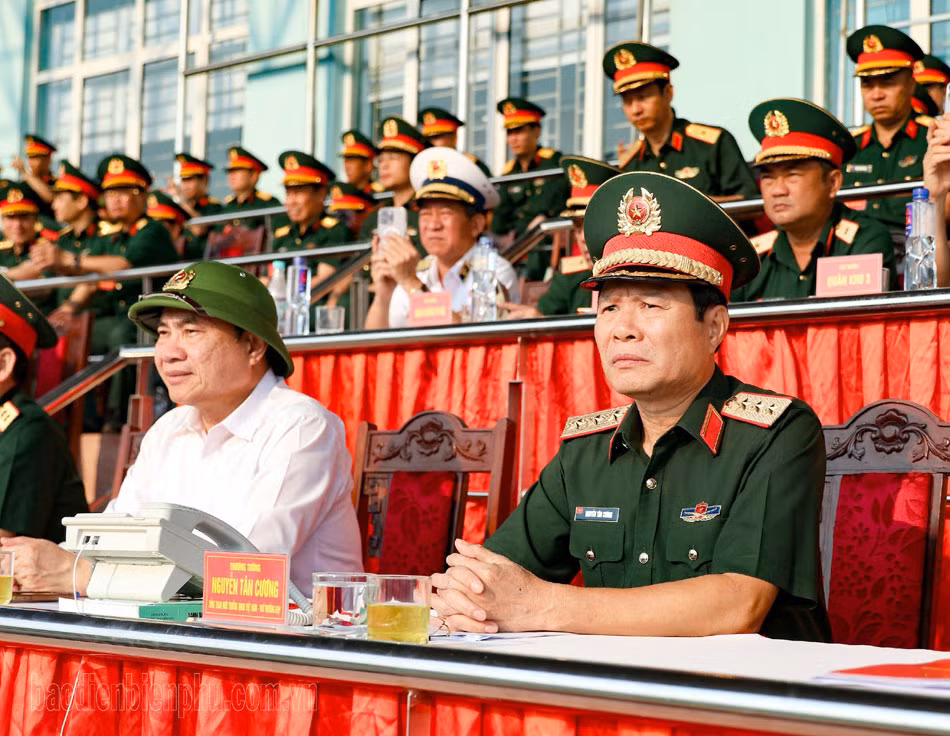  Thượng tướng Nguyễn Tân Cương, Ủy viên Trung ương Đảng, Ủy viên Thường vụ Quân ủy Trung ương, Tổng Tham mưu trưởng Quân đội nhân dân Việt Nam, Thứ trưởng Bộ Quốc phòng chủ trì buổi hợp luyện.