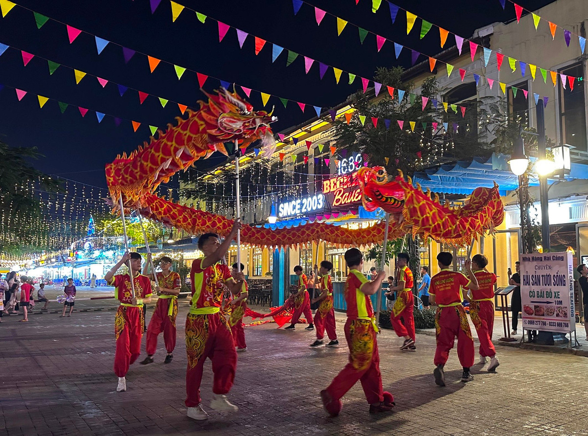 Thêm một tuyến phố đi bộ ở Hạ Long Them mot tuyen pho di bo o Ha Long