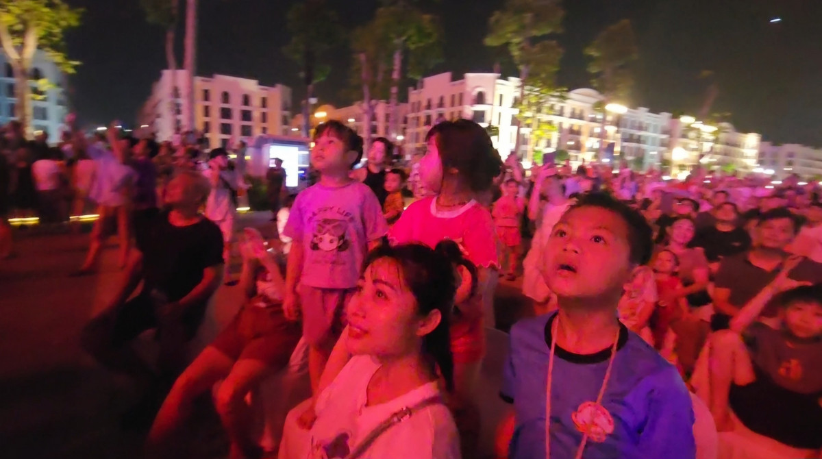 Đại tiệc pháo hoa ở thành phố biển Sầm Sơn khiến ai cũng hào hứng.