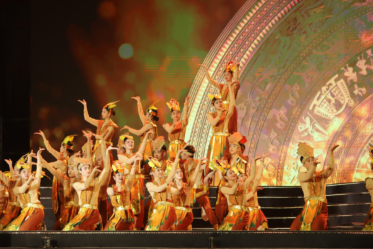 Lễ hội du lịch biển năm 2024 được chào đón bằng chương trình nghệ thuật đặc sắc với chủ đề: “Sầm Sơn - Rực rỡ sắc màu”. Chương trình nghệ thuật được dàn dựng công phu, sự kết hợp giữa không gian sân khấu với hệ thống ánh sáng hiện đại, tạo hiệu ứng nổi bật, tái hiện những hình ảnh tiêu biểu về kinh tế, văn hóa, xã hội của tỉnh Thanh Hóa và TP Sầm Sơn.