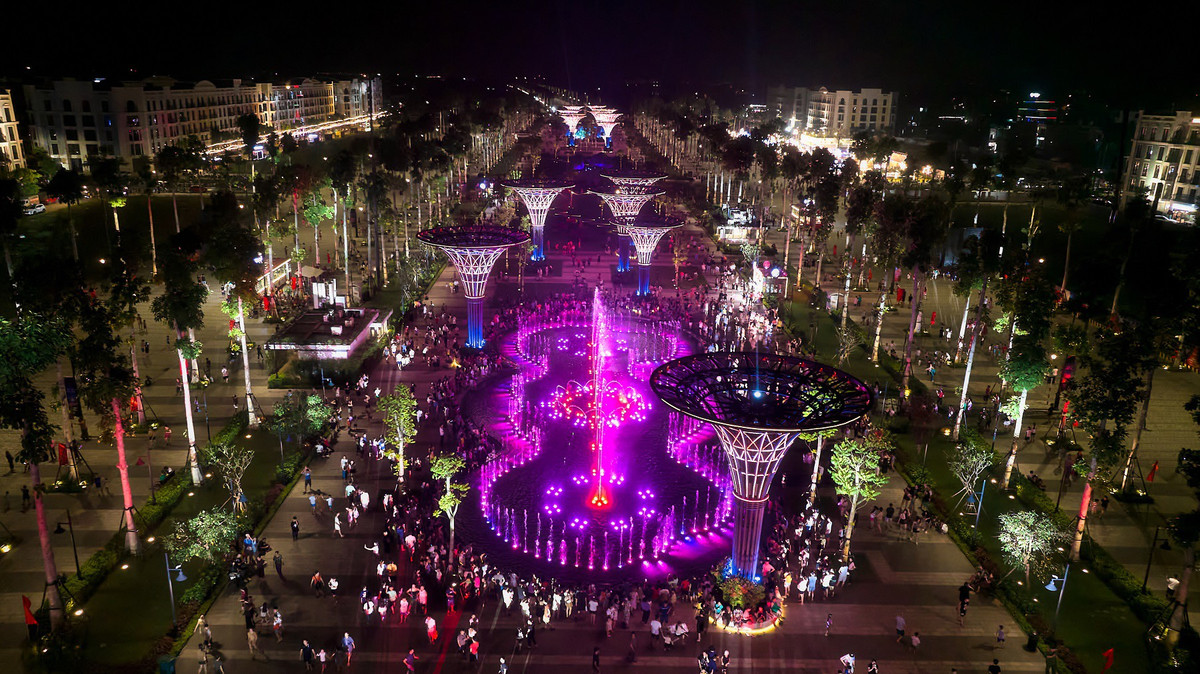 Đặc biệt, mùa du lịch biển năm 2024 được chào đón bằng màn bắn pháo hoa lung linh, rực rỡ sắc màu, một “bữa tiệc” của ánh sáng và âm thanh khiến nhân dân và du khách tham dự bùng nổ cảm xúc.