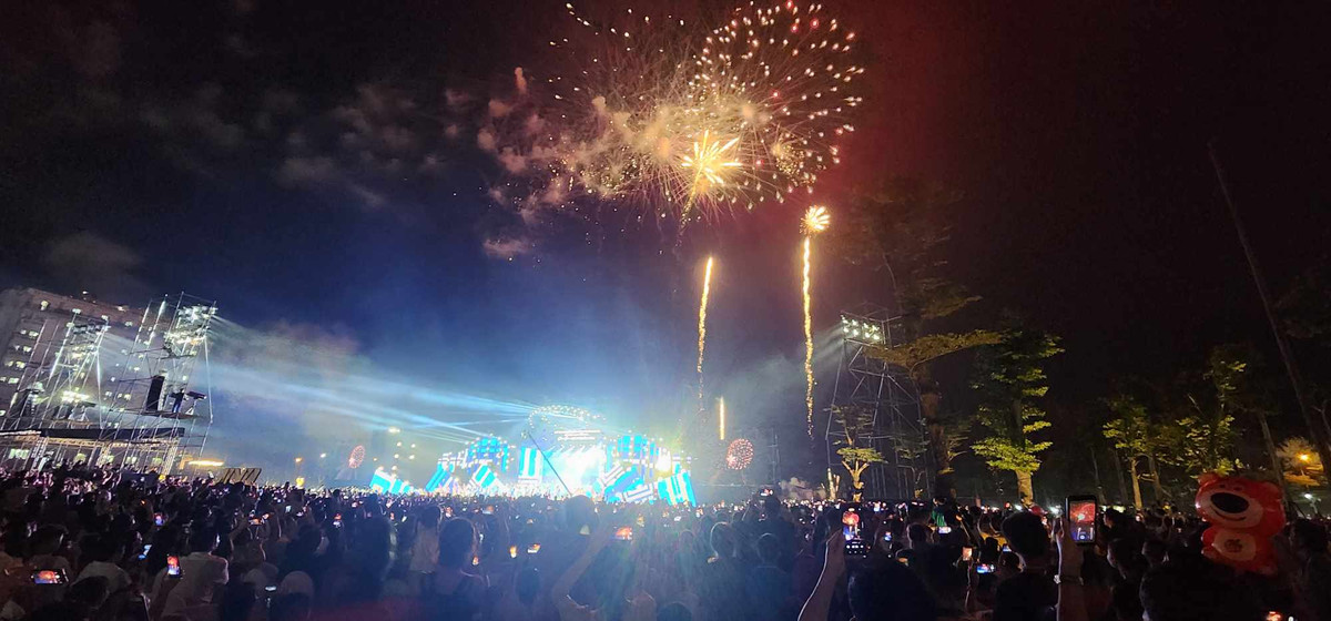 Màn pháo hoa kéo dài làm thỏa mãn tầm nhìn của đông đảo nhân dân.