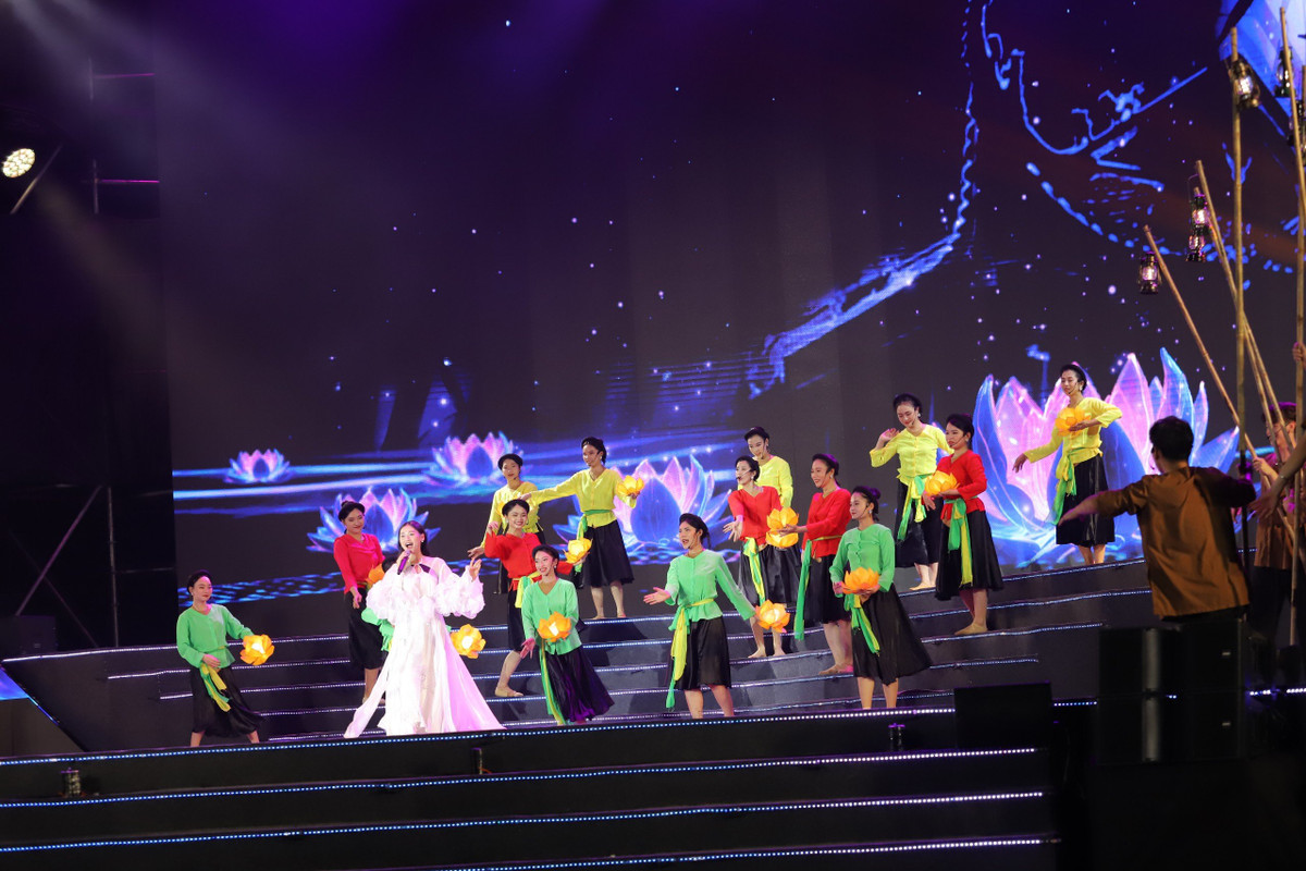 Chương trình được dàn dựng công phu, với sự tham gia của các ca sĩ, diễn viên, vũ đoàn nổi tiếng, như Đức Phúc, Trọng Tấn, Min, Dương Hoàng Yến, nhóm OPlus... Chương trình nghệ thuật dẫn dắt người xem đi qua nhiều cung bậc cảm xúc.