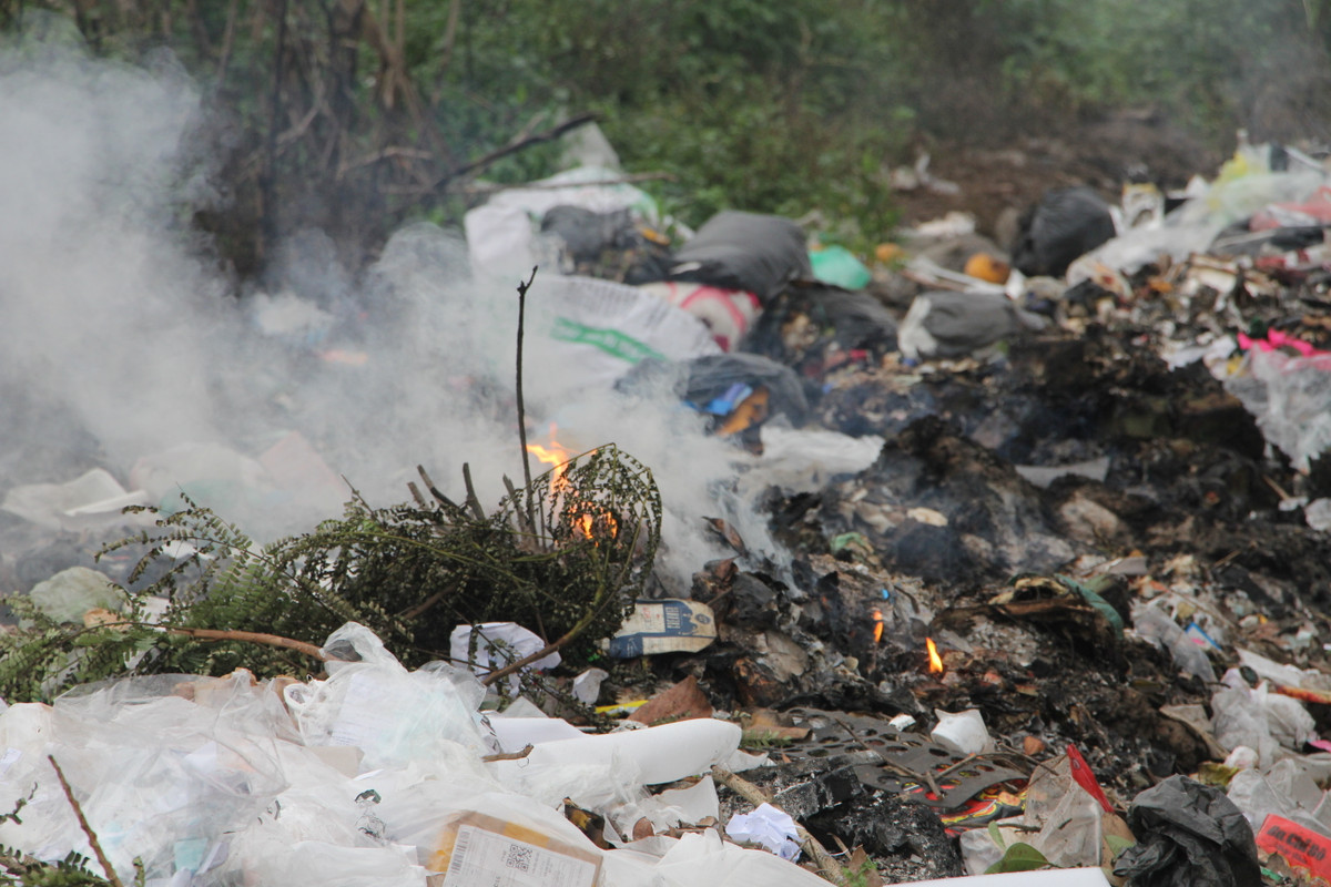 Chưa được phân loại nhưng rác được đốt trực tiếp gây nên luồng khói đen hôi thối.