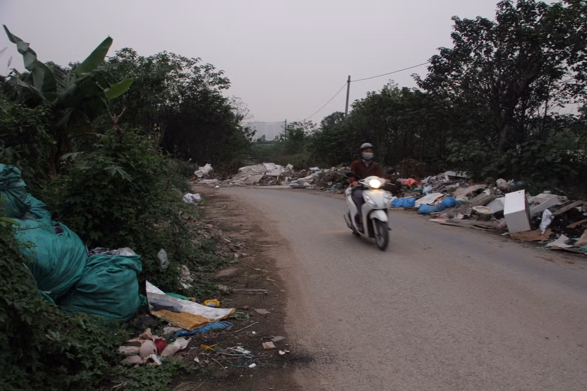 Cuối đường khu đô thị Xuân Phương (quận Nam Từ Liêm) trở thành điểm tập kết rác gây khuất tầm nhìn của người tham gia giao thông.