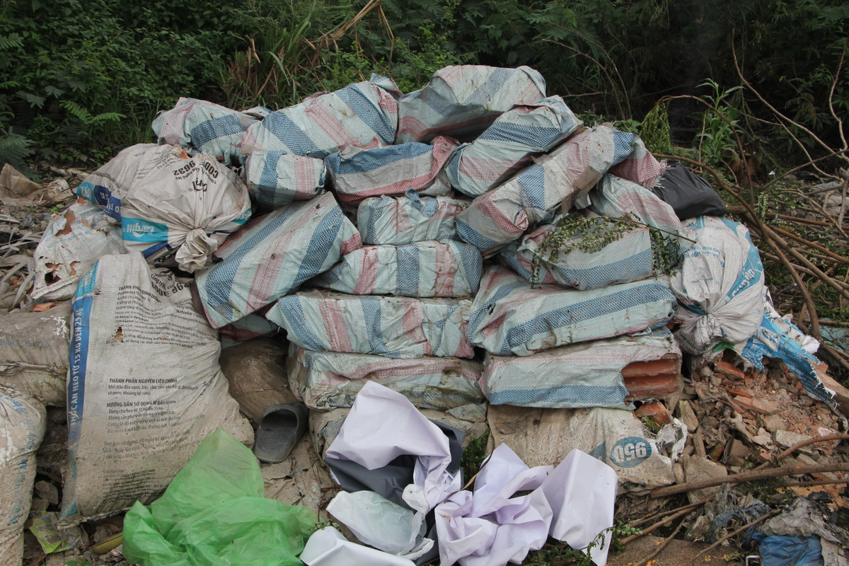 Rác thải công nghiệp, vật liệu xây dựng cũng được đổ trộm tại khu đất trống.