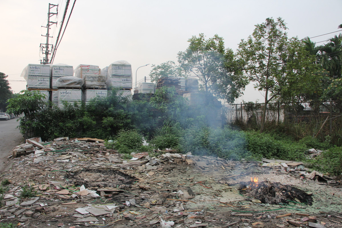 Ngay trong điểm công nghiệp Di Trạch (huyện Hoài Đức) cũng diễn ra tình trạng đốt chất thải gây ô nhiễm môi trường.